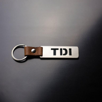 [Oceľový prívesok na kľúče s koženým remienkom TDI]